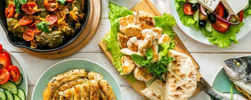 Μεσογειακά γεύματα με ψάρι, σαλάτες και λαχανικά - παράδειγμα ισορροπημένης διατροφής